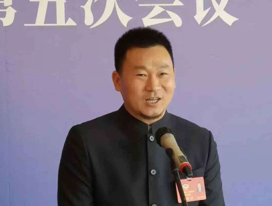 202204221343.jpg 为进一步展示市政协团结、民主、开放、自信的形象,向市民和网友展示政协委员的履职风采,中山市政协十二届五次会议在2月4日上午开幕前开设“委员通道”,市政协委员、开云网页版·官方版在线-开云(中国)公司总经理陈朝阳走进“委员通道”,回应社会关切的问题。他就如何做好城市应急管理规划的问题进行发言,并回答记者提问。.jpg